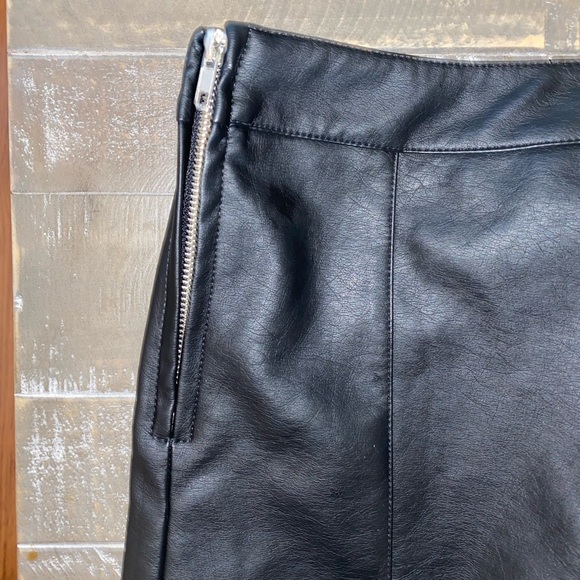 NWOT Forever 21 black faux leather skirt - Picture 2 of 5